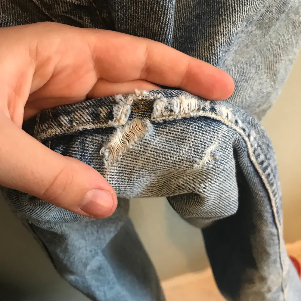 Vintage jeans från lee, snygg tvätt!! Har ett litet hål vid grenen. Annars å fint skick!!🌟 passar S/M beroende om man vill ha dem lite som mom jeans eller tightare!💫💫. Jeans & Byxor.