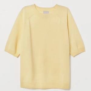 Kortärmad kashmirtröja  - Kortärmad kashmirtröja från H&m, inköpt Februari 2020 men aldrig använt. (Premium Quality) Ordinariepris 699,00 kr, mitt pris 280kr. OBS: Bild 2 är en brun tröja men har den endast för att visa passformen, säljer babygul som på bild 1.