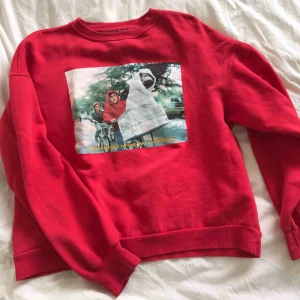  - Röd sweater, lite oversized