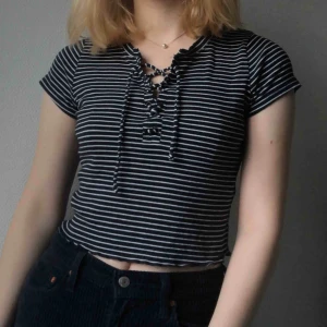  - Magtröja från hollister som använts ett fåtal gånger. Super mjuk tröja som är perfekt för sommarkvällarna. Köparen står för frakt men jag kan mötas upp i centrala Stockholm 💙