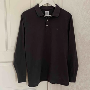  - En Snygg grå piké tröja från zara i bra skick! Kontakta för fler frågor! :)