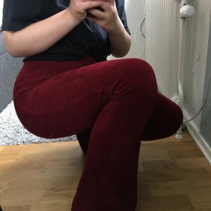 Ribbad byxa! - Vinröd ribbad byxa från Bikbok, storlek L. Skulle säga att den passar M och L. Lite slitage vid innerlår. Super sköna. Fraktar!