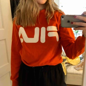  - Snyggaste oversized sweatshirten från Fila i neonorange 🧡🧡🧡 Nypris ca 600kr säljes för 200kr. 