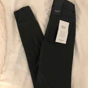  - Skinnbyxor från PIECES, aldrig använda! Prislapp på. Stolek:xs, köparen står för frakt 