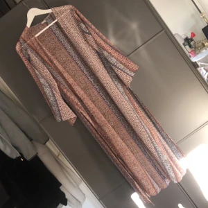 Mönstrad lång tunn kofta - Lång, bra till både stranden och vanliga tillfällen