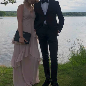 balklänning  - Världens finaste bal klänning. Super fina volang detaljer och en snygg öppen rygg. passar en 36/38. Använd endast en gång. 