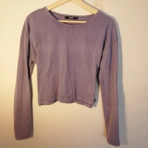 Lila tröja - Lila crop-top aktig tröja från Bik Bok. Lite spräcklig i färgen, pastell-lila. Frakt tillkommer