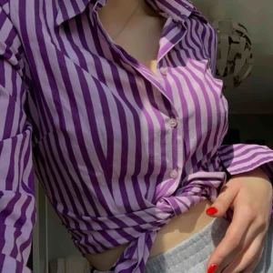  - Fitted purple collar shirt ! Very slimming . Hawes and Curtis brand in the UK( tailored ) bought for 1000 kr selling for 250 kr . Meet in Stockholm or pay for shipping <3