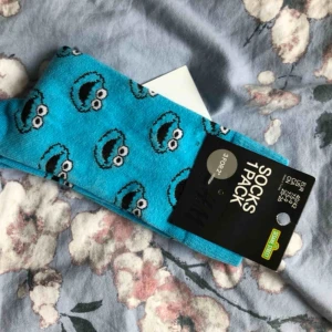  - Strumpor i temat SESAME STREET från H&M ⚡️! Aldrig använda och som ni ser är dem kvar i själva förpackningen. Är kär i färgen 😍. 