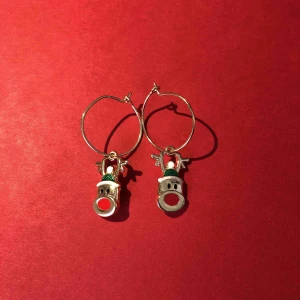  - Ren örhängen, perfekta till jul! Aldrig använda :)