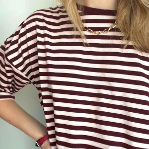  - Jättefin randig tröja som är vit och vinröd! Knappt använd och i nyskick❤️