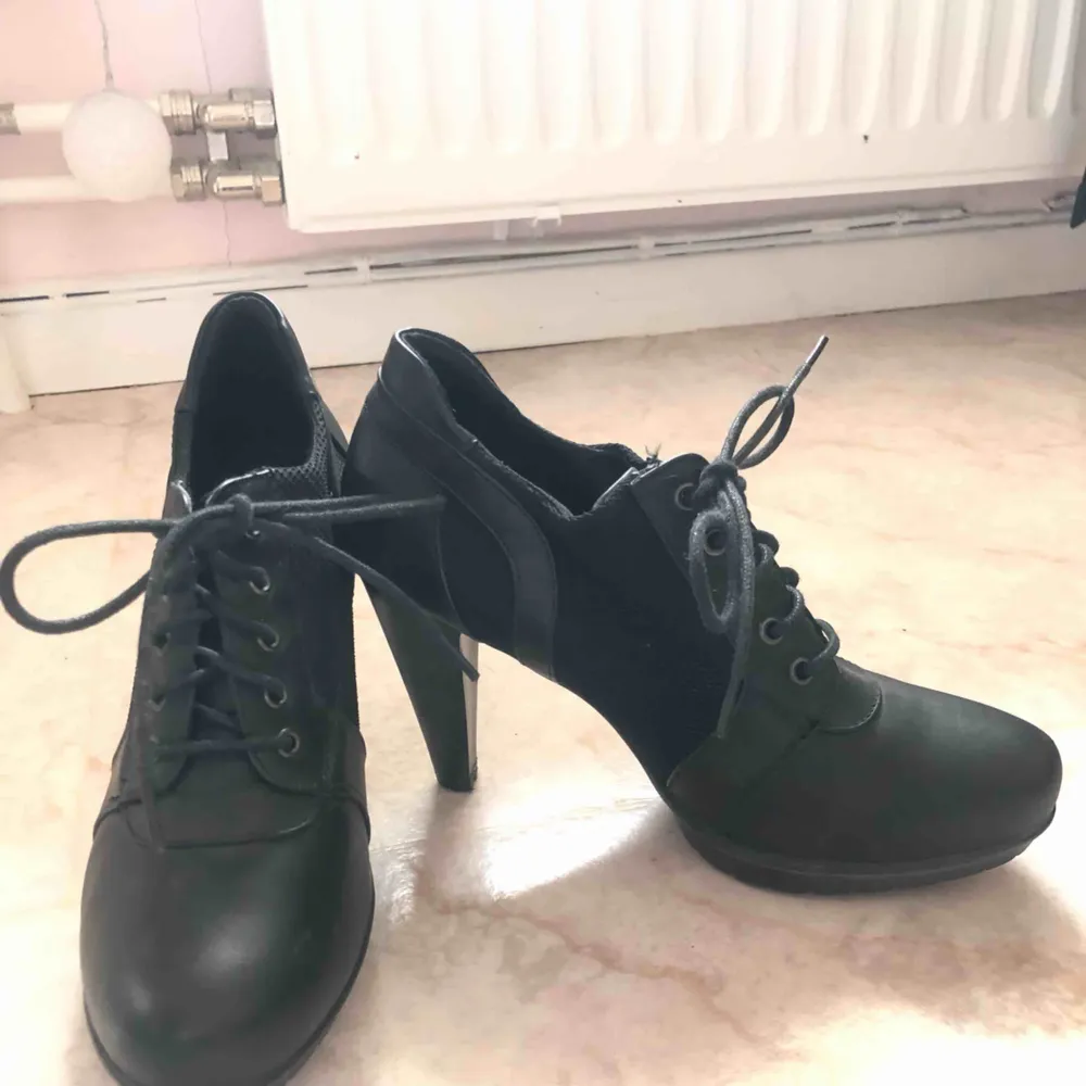 Högklackade svarta skor i storlek 37, fint skick! Köpare står för frakt . Skor.