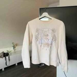  - Kenzo tröja. Den är i storlek m från barnavdelningen men passar mig som har xs. Köpare står för frakt 