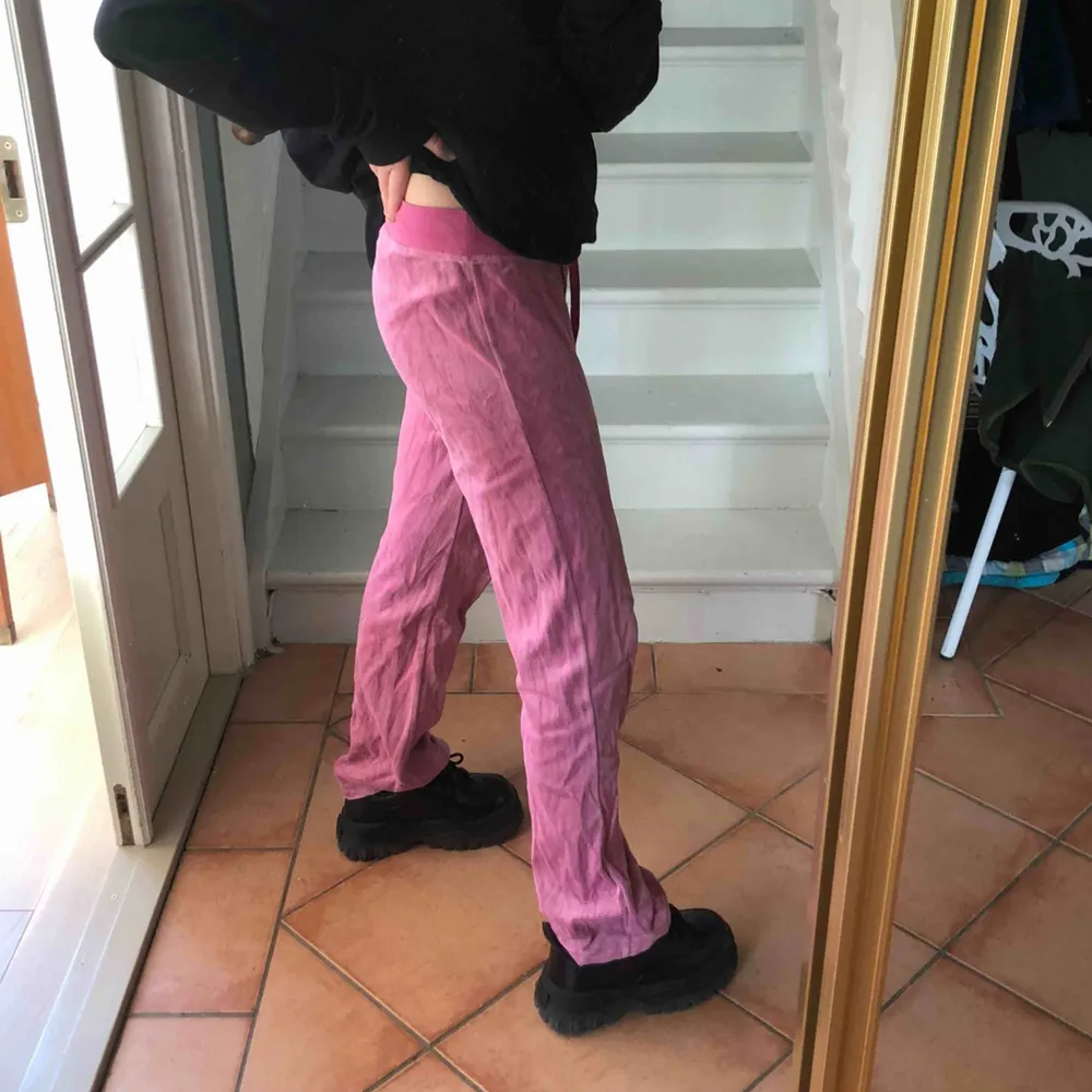 pink low waisted pants, i’m 164cm and delivery is not included . Jeans & Byxor.