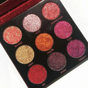 Revolution glitter palett  - Hot pursuit. Endast testad 