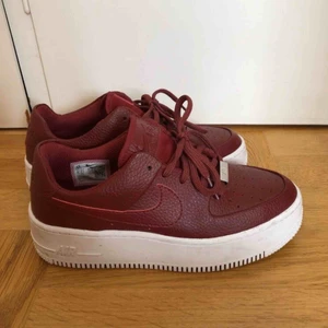 Nike AF1 sneakers  - Vinröda sneakers från Nike Storlek 37,5 (passar från str 36) Nyskick, sällan använda  Rengjorda under sulan 