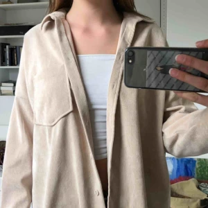 - Superfin beige skjorta från Zara i storlek XS! Helt oanvänd :) Kan mötas i Sthlm eller frakta💕