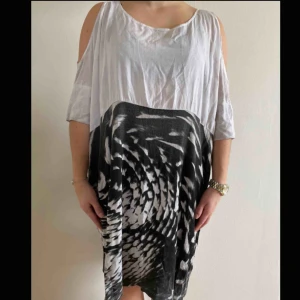  - Något stor i storleken så passar S utan problem 