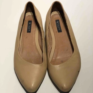  - Lågklackade skor av märket Tiger of Sweden. Välanvända därav det låga priset 50kr. Hämtning Odenplan Stockholm eller postas mot avgift 69kr.