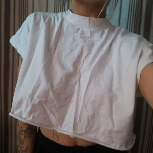 Topp weekday  - 🌺Vit topp från weekday. Har två små masvarafläckar under brösten som man ser på tredje bilden. Frakt 40:- (samfraktar gärna, kolla in min sida) 
