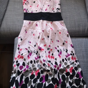 Klänning, storlek Small - Finare sommarklänning. Knappt använd. I storlek känns den som en 38.