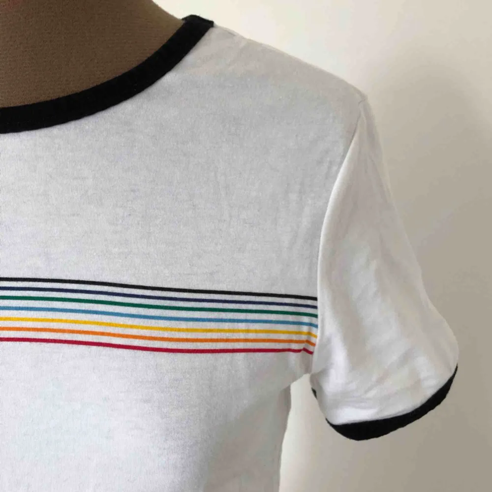 Jättesöt t-shirt med rengbågsränder🌈 Smått croppad modell. Nyskick! Priset är inklusive frakt.. T-shirts.