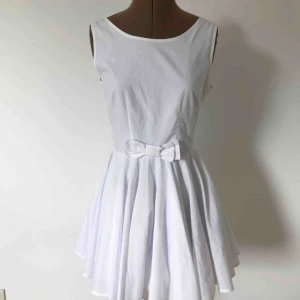  - Underbar klänning i fantastiskt fin modell. Djup urringning i ryggen. Märkt storlek 10, skulle säga att den passar 34-36 och även en mindre 38. Perfekt skick! Priset är inklusive frakt.