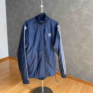  - Sjukt fräsch vår track top från Adidas Originals. Aldrig använd. Köptes på footlocker i New york. Nypris 600kr.