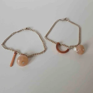 - Två fina armband!🥰 ett för 40 eller båda tillsammans för 80 🤩 OBS! Vi kan ej garantera vilket material smycket är gjort i. Frakt ingår inte i priset. ✨