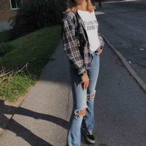  - Intressekoll på min jeans från crocker nypris ca 750kr och dem finns inte att köpa då hålen är special gjorda, säljer vid ett bra pris. Bra kvalitet och så fina🥰🥰 storleken är 25 i midjan och 33 i längden jag är 169 för er som undrar 