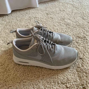  - Supersnygga och bekväma Nike Air Max Thea i strl 38 som jag säljer pga att de tyvärr är lite för små för mig.. Väldigt sparsamt använda!! frakt tillkommer💗 