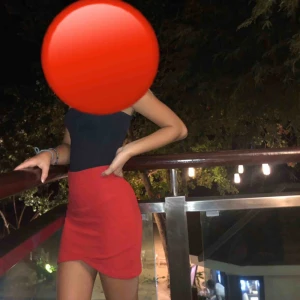  - Cubus - Kjol Röd Oanvänd Storlek: 146/152,11-12 i barnstorlek, passar även en XS Sparar: 2 700 liter vatten Spårbar frakt: 63kr