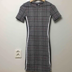 Tajt klänning - Jätte snygg klänning! Storlek: 34  Liten i storleken, tajt klänning Endast prövad, prislapp kvar Säljer för att den är för liten för mig Ordpris: 150,00kr Mitt pris: 90,00kr + 63,00 kr frakt  •fraktas inom 3-4 dagar 