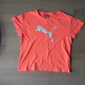 Puma sport tröja - Neonfärgad puma träningströja ! Puma logga på framsidan Storlek: 152cm (barnstorlek) Använd Pris: 75kr + 63 kr frakt  •inget återköp •frakt ingår i priset •frakt 2-3 dagar efter betalning! 