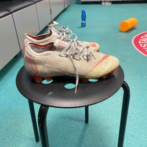  - Till alla fotbollsälskare, detta är något för er!!  Nike mecurial vapor 12 Grey Ganska använda, men inte söndriga Pris går att diskutera, kan alltså sänkas om någon vill 