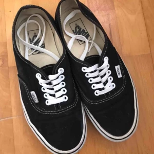  - Vans Authentic i storlek 40 Inte alls använda mycket då jag köpte de för små, men de har stått ganska länge.  Sköna och snygga! Frakt tillkommer