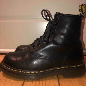  - Jag säljer mina svarta Dr Martens som tyvärr är för små för mig. Väldigt bra sick men som ni ser på bilden är hälen en aning sliten på ena skon och skosnöret lite missfärgat. snörningen kan lätt bytas ut däremot.   Vid intresse kan jag skicka mer bilder:)
