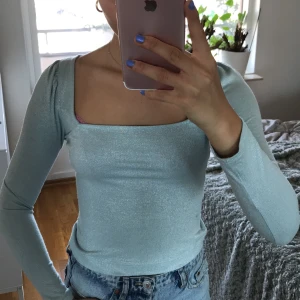 Topp, & other stories - Söt glittrig topp/tröja från &other stories. Väldigt fin ringning också! 