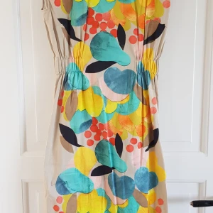 Marimekko - klänning - Nyskick, använd en gång. Fin passform, normal strl. 36. 97% bomull, 3% elastan. 