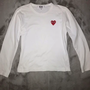 CDG långärmad tröja - Comme des Garcon PLAY longsleeve.  Storlek M men tröjan är väldigt liten liten i storlek (jag har S i vanliga fall) Kan skicka fler bilder om det behövs. Säljs pga inte min stil.