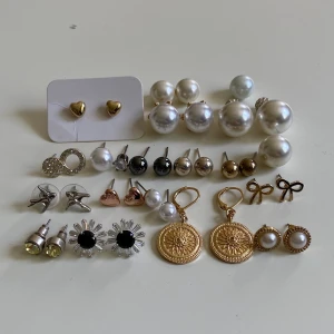 Massa örhängen!  - Jag säljer massa olika örhängen, se bild två för skick (vissa har inte pluppar och vissa är i hyfsat skick). Alla kostar mellan 5-30 kr! Vissa finns det endast en av, se bild. Skriv vilka/vilket par du vill köpa så fixar vi ett billigt pris! 