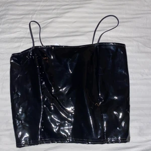 Croptop vinylmaterial - Trendig croptop i ”lack”, storlek M 🖤 aldrig använd