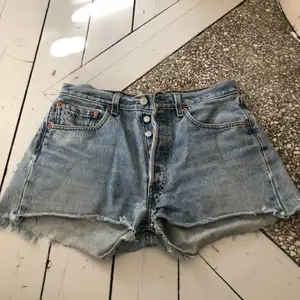 Ett par underbara klassiska levi’s shorts, måste tyvärr sälja då de är för små.. perfekta plagget till sommaren! Storleken är oklar men bör passa en 36a allra bäst, men kan passa en 34a också men då lite mer loose fit! Köparen står för frakten