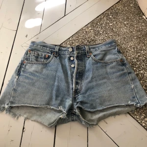 LEVI’S SHORTS, passar 34-36 - Ett par underbara klassiska levi’s shorts, måste tyvärr sälja då de är för små.. perfekta plagget till sommaren! Storleken är oklar men bör passa en 36a allra bäst, men kan passa en 34a också men då lite mer loose fit! Köparen står för frakten