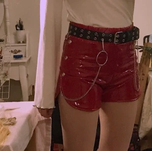 Punk Bälte och Kedja - Säljer ett fint bälte med 2 kedjor tillsammans, fint skickt oanvänt! Kedjorna kan även användas separat. Fri frakt, bildbevis skickas till köparen💕✨