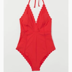 Röd baddräkt från H&M! - Röd baddräkt från h&m. Använd några gånger men tvättad såklart innan köp! Som nya annars. Storlek 36. FRI FRAKT!