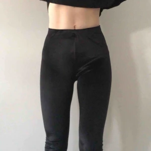  - Svarta högblanka sammetstights från Asos. Innerbenslängd: 69 cm   Betalning sker med Swish. Köparen står för frakt. Kan annars hämtas upp i Hökarängen ✨