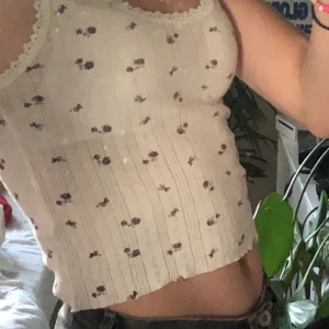 vitt linne  - ett gulligt vitt linne från urban outfitters med små blommor på