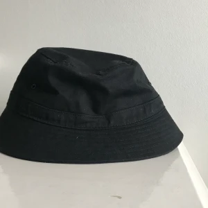 Weekday fiskehatt - Fiskehatt från Weekday, aldrig använd då den är för liten. Den är hyfsat liten i storleken så skulle säga att den är mer S än M. Köparen står för frakt.