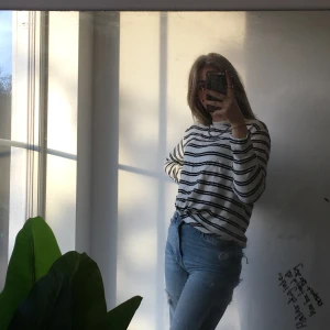 RANDIG TRÖJA - Jätte fin o mysig randig tröja i jätte skönt material från zara.  den har en ”Knut” där framme som ger en liten extra snygg detalj. Aldrig använd💞 . Köpare står för frakt. Storlek 164(13/14 år)passar som en S/M beroende på hur man vill att den ska sitta🥰